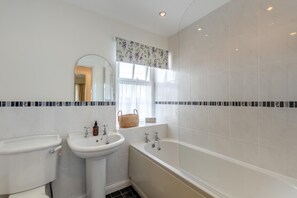 A bathroom with a toilet, sink, and bathtub. - 2 Bed in Warton (oc-b31819) (Warton)