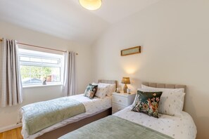 Iron/ironing board, free WiFi, bed sheets - 2 Bed in Warton (oc-b31819) (Warton)