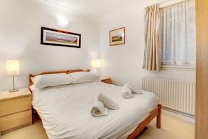 Iron/ironing board, free WiFi, bed sheets - 1 Bed in Mumbles (oc-hh1110) (Newton)