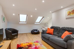 TV - 2 Bed in Mumbles (oc-hh382) (The Mumbles)