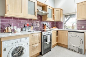 Oven, cookware/dishes/utensils - 1 Bed in Mumbles (oc-hh631) (Mayals)