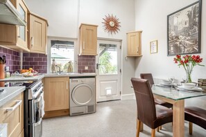Oven, cookware/dishes/utensils - 1 Bed in Mumbles (oc-hh631) (Mayals)