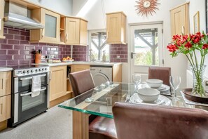 Oven, cookware/dishes/utensils - 1 Bed in Mumbles (oc-hh631) (Mayals)