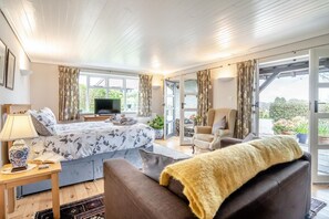 Iron/ironing board, free WiFi, bed sheets - 1 Bed in Mumbles (oc-hh631) (Mayals)