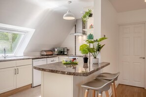 Microwave, oven, dishwasher, highchair - 2 Bed in Shipham (oc-s31934) (Shipham)