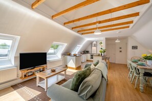 A spacious loft apartment with a dining area, kitchen, and living room. - 2 Bed in Shipham (oc-s31934) (Shipham)
