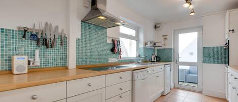 Microwave, oven, dishwasher, cookware/dishes/utensils