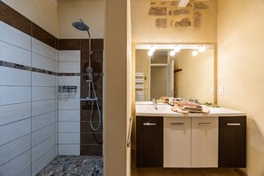 Dusche, Haartrockner, Handtücher