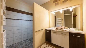 Doccia, asciugacapelli, asciugamani