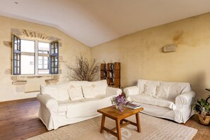 TV - Gite Andraut – Bazas: Spacious Apartment in the Heart of the Medieval Town (Bazas)