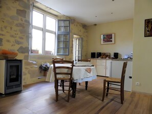 Dining - Gite Andraut – Bazas: Spacious Apartment in the Heart of the Medieval Town (Bazas)