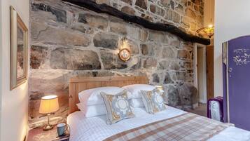 Travel cot, free WiFi, bed sheets