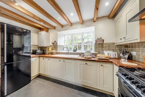Oven, dishwasher, high chair, cookware/dishes/utensils - 4 Bed in Arthog (oc-b31966) (Arthog)