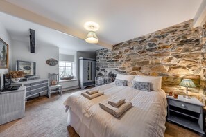 4 室のベッドルーム、旅行用ベビーベッド、WiFi (無料)、ベッドシーツ