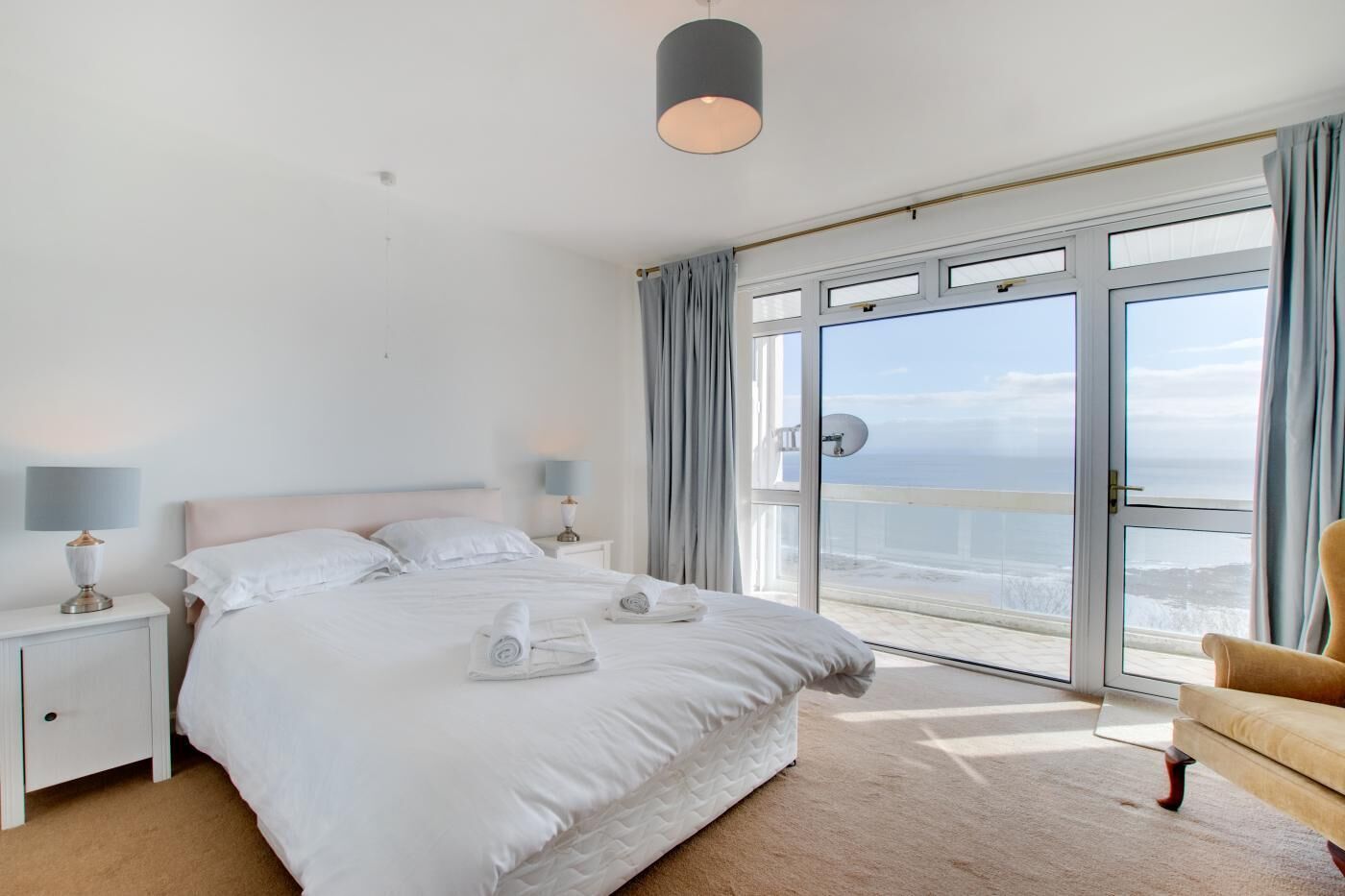 Tabla de planchar con plancha, wifi gratis y ropa de cama 