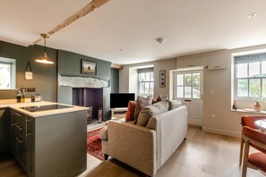 TV, fireplace - 2 Bed in Chapel Stile (oc-u32104) (Chapel Stile)