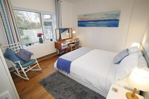 Iron/ironing board, travel crib, free WiFi, bed sheets - 3 Bed in Overton (oc-hh2103) (Port Eynon)