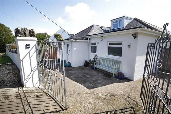Terrace/patio - 3 Bed in Overton (oc-hh2103) (Port Eynon)