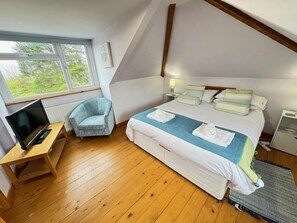 Iron/ironing board, travel crib, free WiFi, bed sheets - 3 Bed in Overton (oc-hh2103) (Port Eynon)