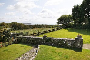 Property grounds - 3 Bed in Overton (oc-hh2103) (Port Eynon)