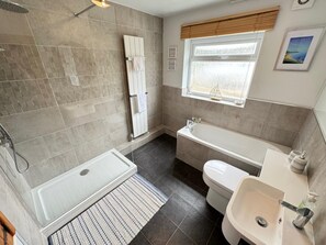 Towels - 3 Bed in Overton (oc-hh2103) (Port Eynon)