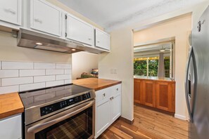 Fridge, microwave, oven, stovetop - Summer Deal Kailua-Kona 2BR Vacation Condo Near Keauhou Beach Pool (Kailua-Kona)