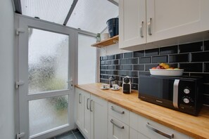 Microwave, oven, dishwasher, highchair - 2 Bed in Mumbles (oc-hh1201) (The Mumbles)
