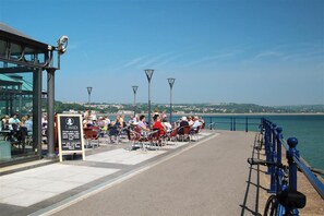 Outdoor dining - 2 Bed in Mumbles (oc-hh1201) (The Mumbles)