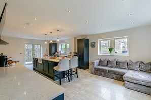TV - 4 Bed in Holmfirth (oc-s31134) (Holmfirth)