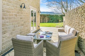 Outdoor dining - 4 Bed in Holmfirth (oc-s31134) (Holmfirth)