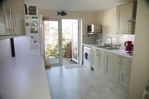 Microwave, oven, cookware/dishes/utensils - 2 Bed in Mumbles (oc-hh120) (The Mumbles)