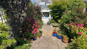 A garden pathway leading to a house with a variety of potted plants and flowers. - 2 Bed in Mumbles (oc-hh120) (The Mumbles)