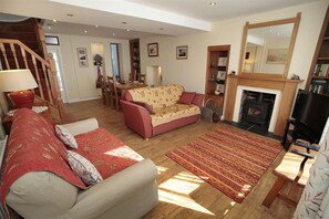 TV, fireplace - 2 Bed in Mumbles (oc-hh120) (The Mumbles)