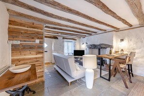 TV, fireplace - 1 Bed in Harlech (oc-t32043) (Harlech)