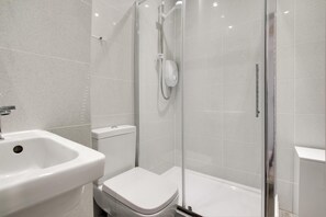 A modern bathroom with a glass-enclosed shower, a white sink, and a toilet. - 2 Bed in Langland (oc-hh1426) (Newton)