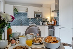 Microondas, horno, lavavajillas y utensilios de cocina 
