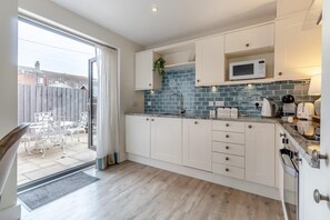 Microwave, oven, dishwasher, cookware/dishes/utensils - 1 Bed in Southwold (oc-s32059) (Southwold)