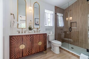 Shower, hair dryer, towels, shampoo - The Augustine Suite l Heated Pool  l Walk to DNTN (St. Augustine)