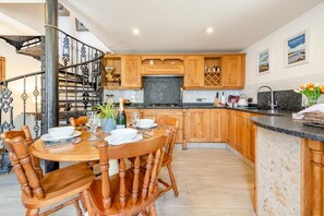 Oven, cookware/dishes/utensils - 2 Bed in Jeffreyston (oc-pw9167) (Jeffreyston)