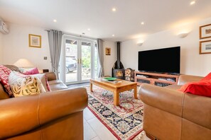 TV, fireplace - 2 Bed in Jeffreyston (oc-pw9167) (Jeffreyston)
