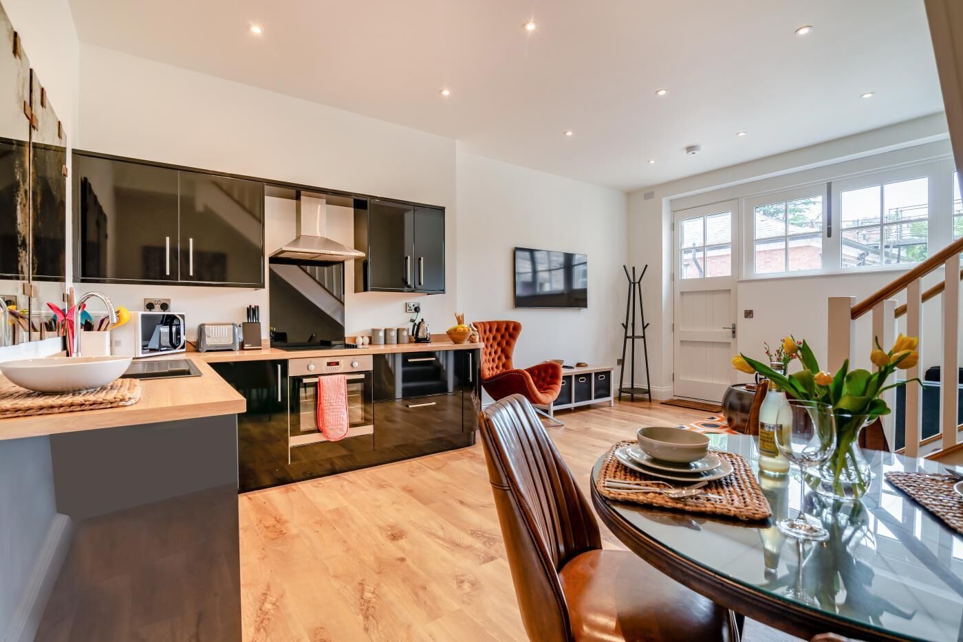 Mikrowelle, Ofen, Geschirrspüler, Hochstuhl