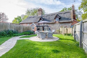 Outdoor dining - 2 Bed in Hanworth (oc-h32041) (Hanworth)