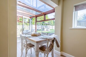 Dining - 2 Bed in Hanworth (oc-h32041) (Hanworth)