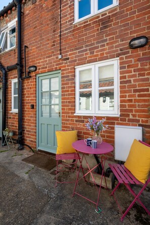 Outdoor dining - 2 Bed in Aldeburgh (oc-3al) (Aldeburgh)