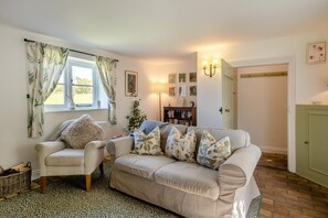 TV, fireplace - 1 Bed in Great Bealings (oc-sfgar) (Great Bealings)