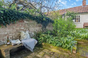 Property grounds - 1 Bed in Great Bealings (oc-sfgar) (Great Bealings)
