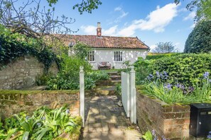 Property grounds - 1 Bed in Great Bealings (oc-sfgar) (Great Bealings)