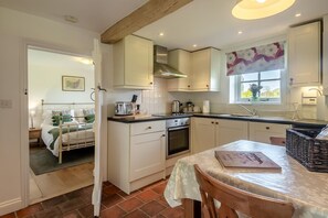 Microwave, oven, dishwasher, cookware/dishes/utensils - 1 Bed in Great Bealings (oc-sfgar) (Great Bealings)