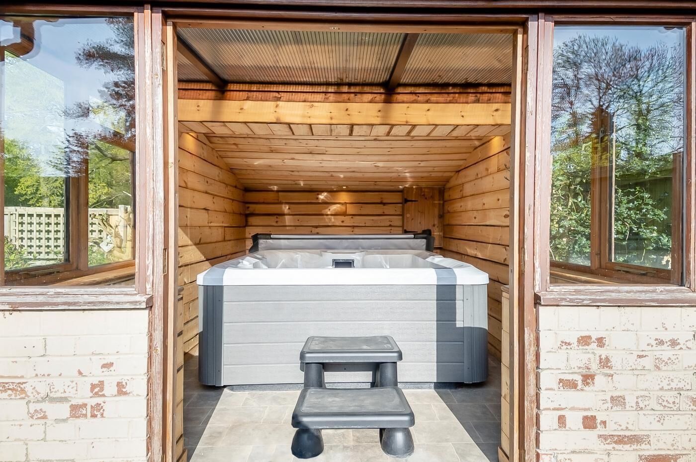 Outdoor spa tub