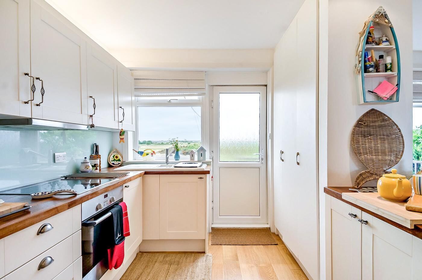 Microwave, oven, dishwasher, cookware/dishes/utensils